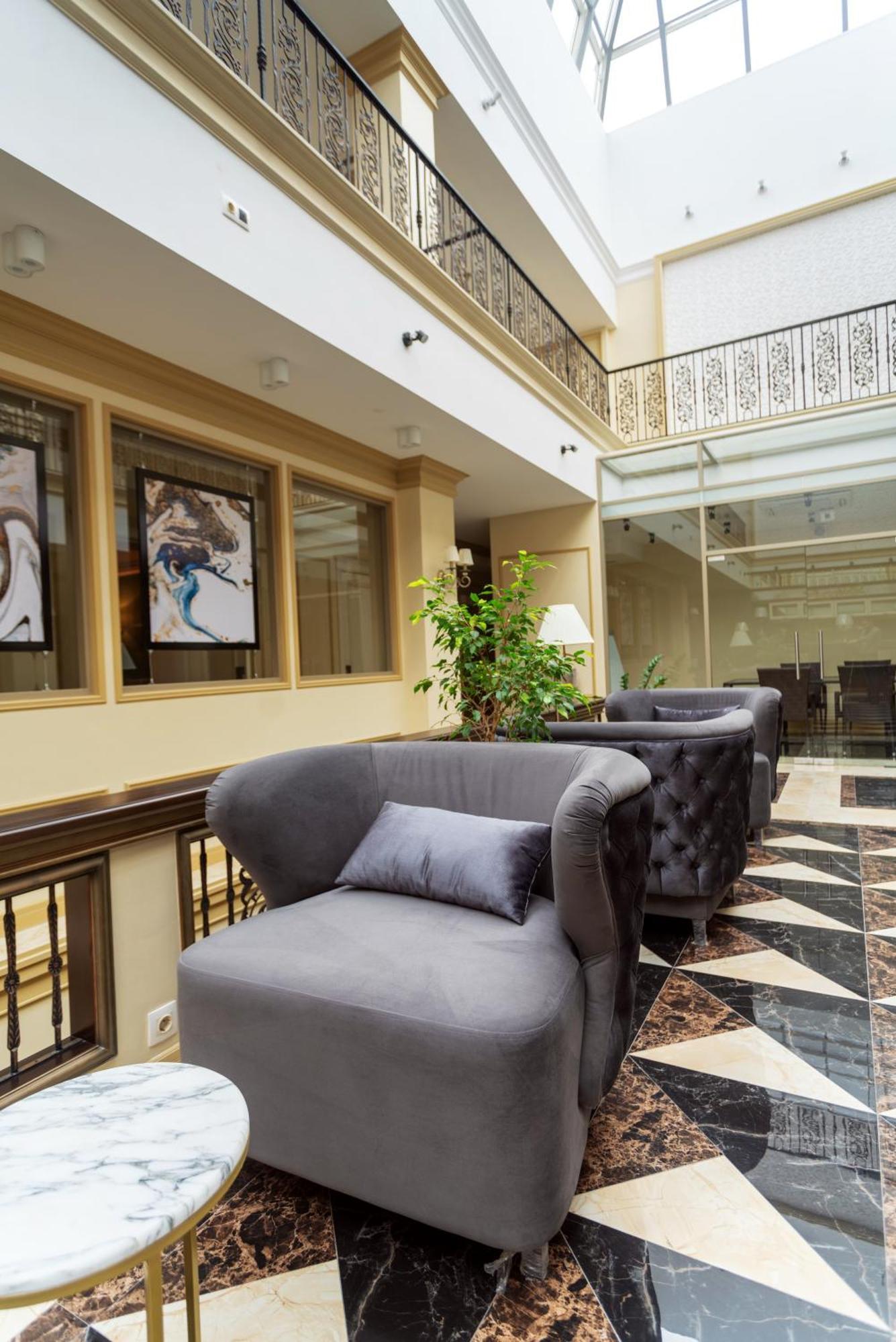 Royal Bv Hotell Ustʼ-Kamenogorsk Exteriör bild