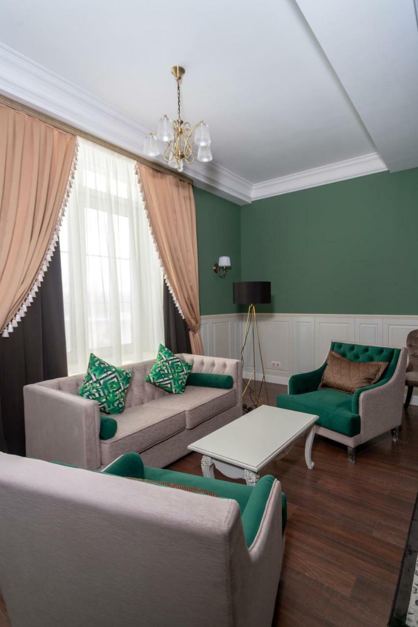 Royal Bv Hotell Ustʼ-Kamenogorsk Exteriör bild